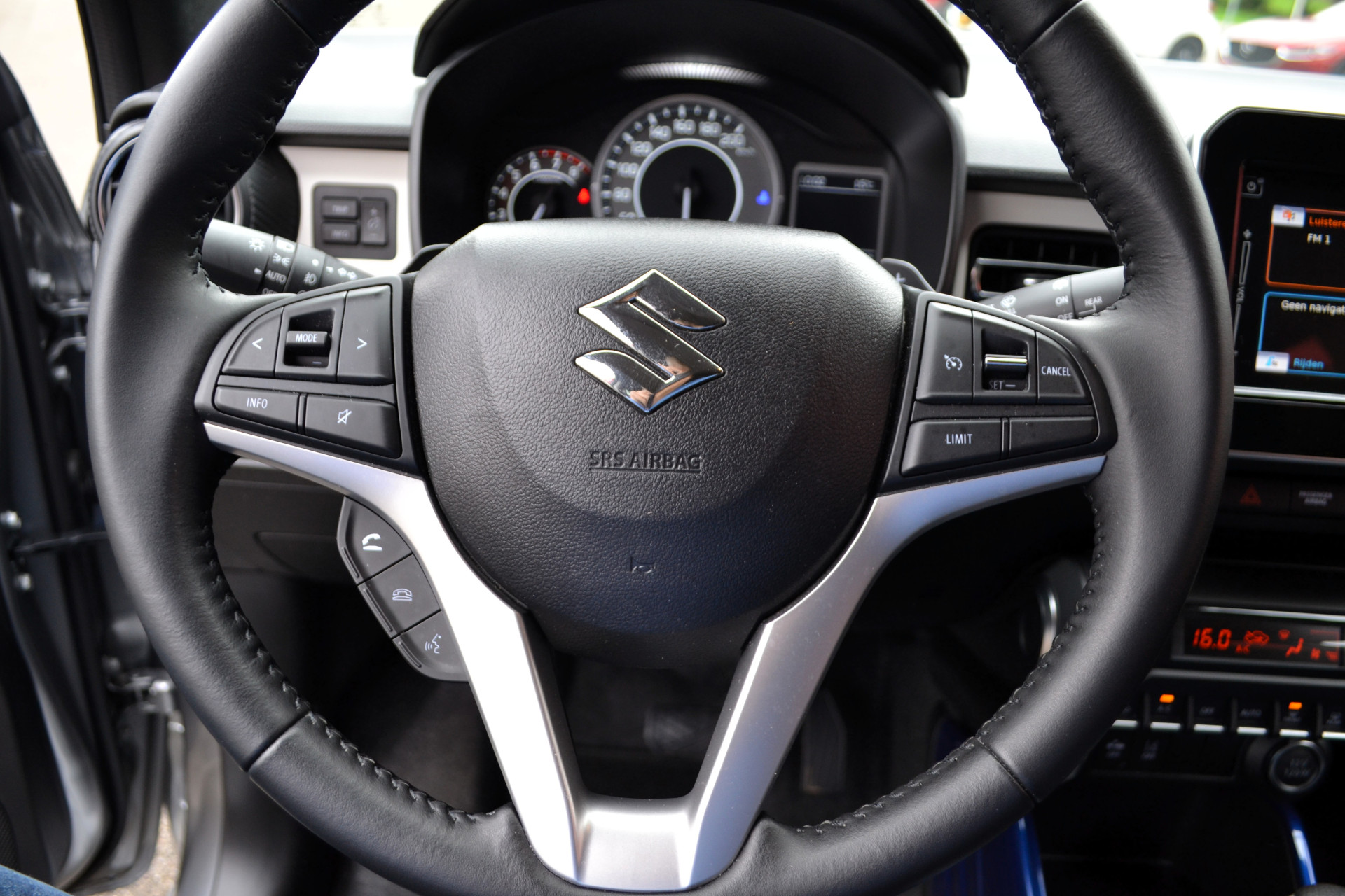 47911001-6.jpg