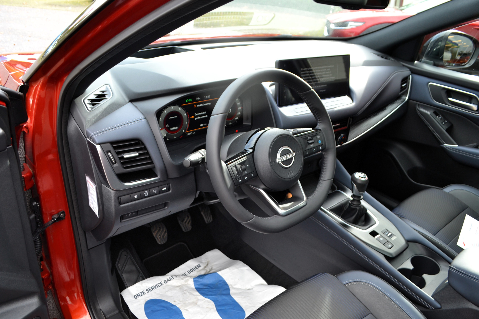 48690761-6.jpg