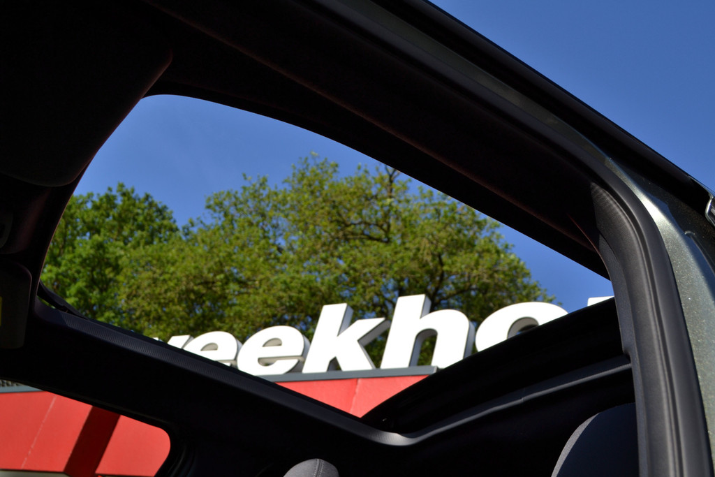 52739276-4.jpg
